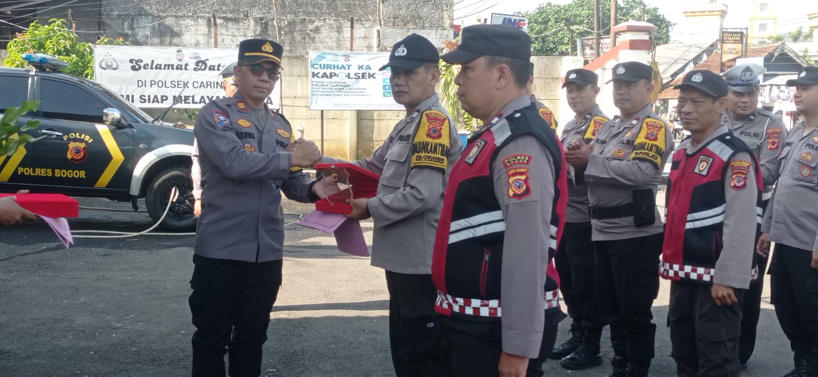 Kapolsek Caringin berikan reward kepada anggotanya atas kinerjanya.