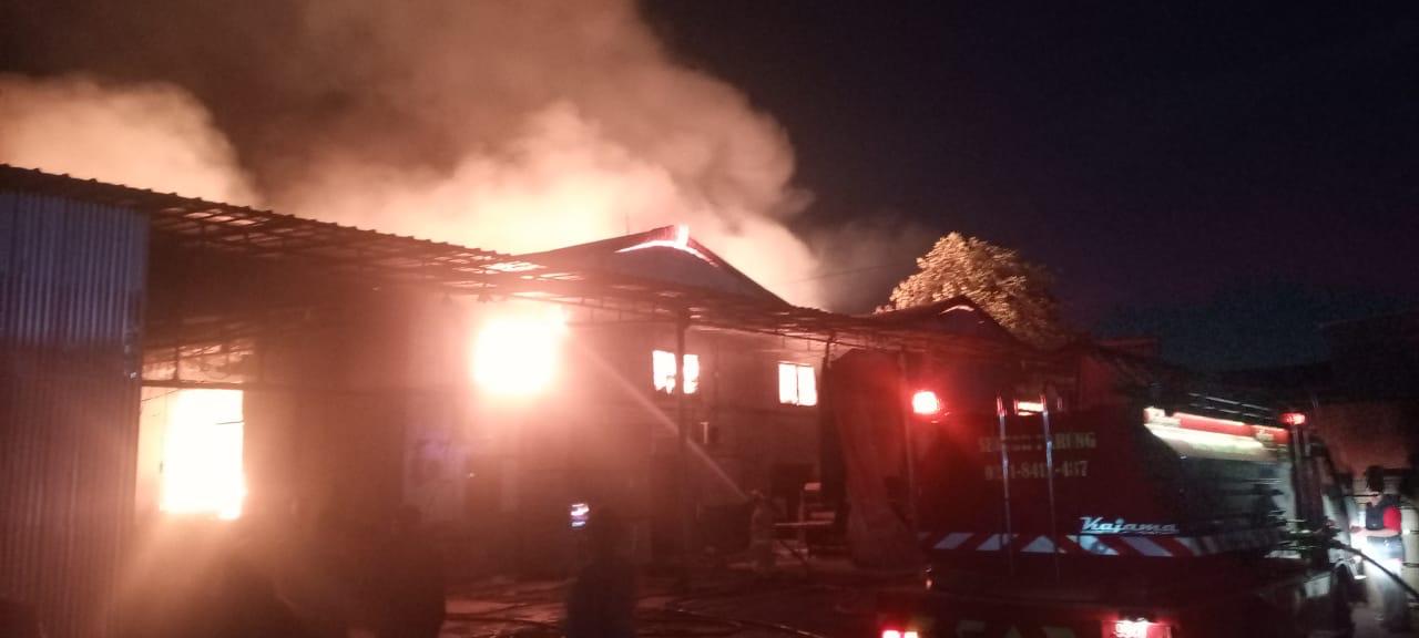 Polsek Gunung Sindur bersama Instansi terkait cek TKP dan Evakuasi Terkait Kebakaran Pabrik PT OLYMPIC, Kerugian capai 5 Miliar