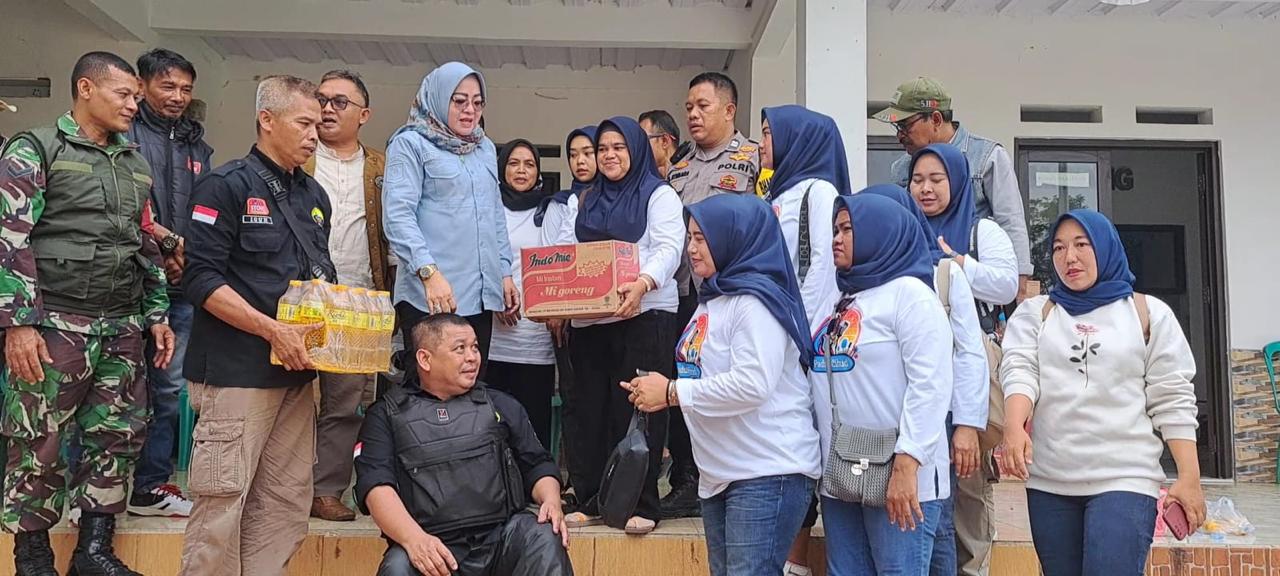 Poksek Ciampea Bersama Instansi Terkait Bantu Giat Penyaluran Bantuan Warga Untuk Korban Bencan Alam Di Desa Cihideung Udik Kecamatan Cibungbulang
