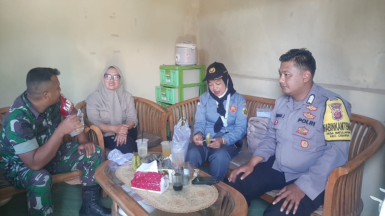 Sinergitas TNI-POLRI wilayah hukum Polsek CSR (Cisarua) giat sambang warga dalam rangka menciptakan KAMTIBMAS masyarakat desa Batulayang.