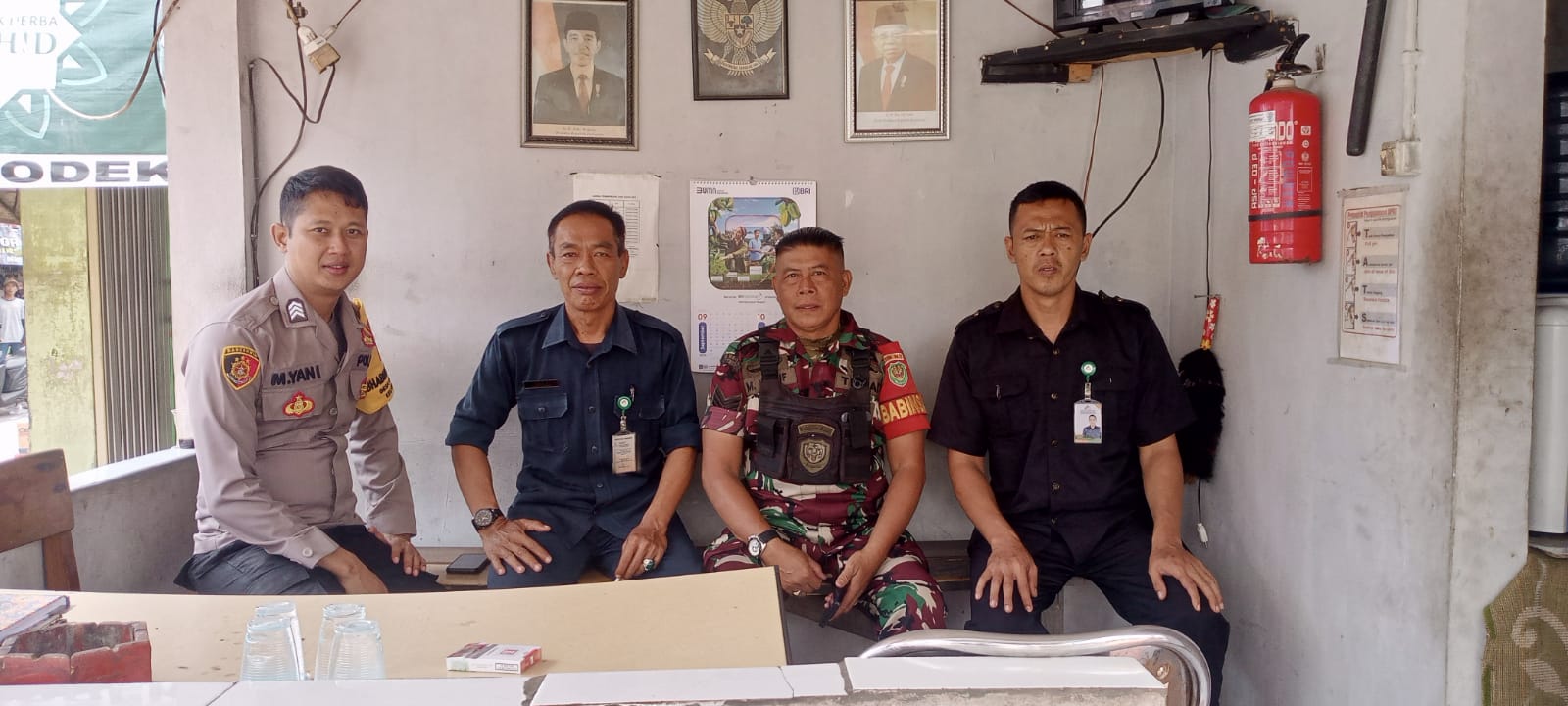 Sinergitas TNI-POLRI wilayah hukum Polsek Cijeruk giat sambang warga dalam rangka menciptakan KAMTIBMAS masyarakat desa Cigombong.