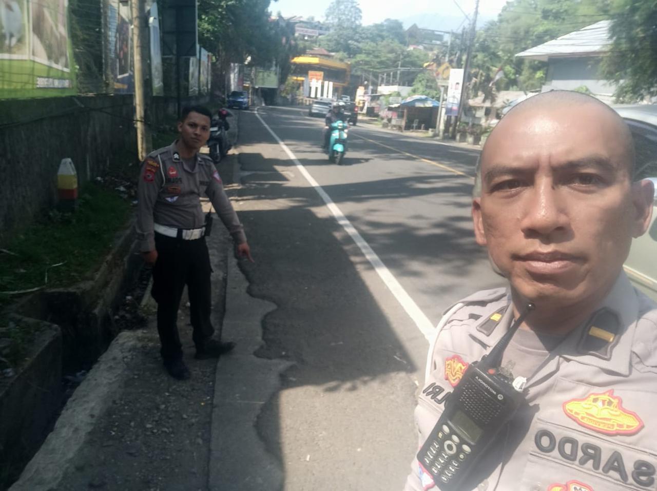 POLSEK CSR (CISARUA) TINDAK LANJUTTI LAPORAN TERKAIT VUDEO YANG BEREDAR ADANYA SESEORANG TERGELETAK DI PINGGIR JALAN