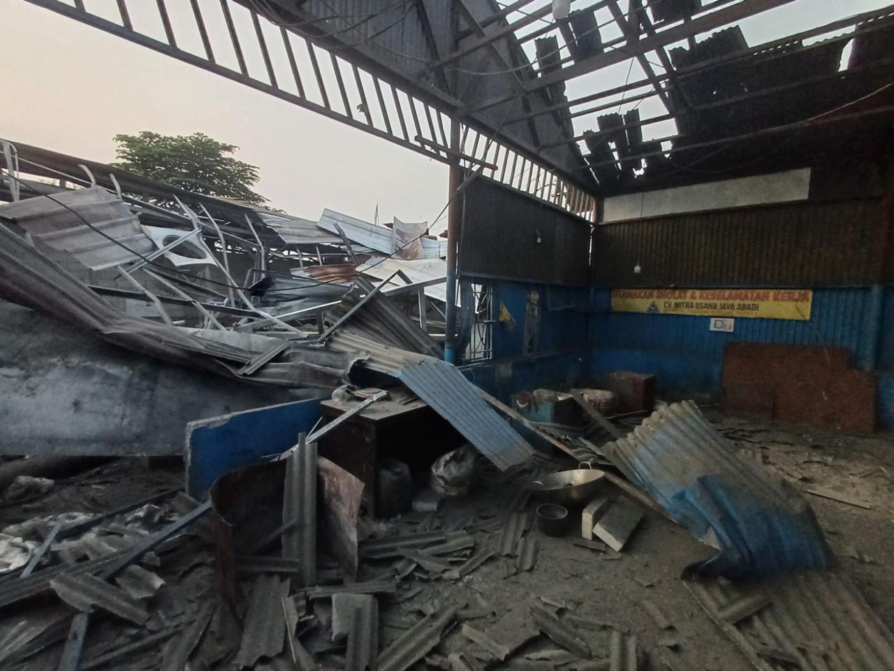 POLSEK CIAMPEA CEK TKP DAN LAKUKAN INVESTIGASI TERKAIT TERJADI LEDAKAN TUNGKU INDUKSI PENGOLAHAN LOGAM MILIK CV. MITRA USAHA JAYA ABADI DESA CIBADAK KEC. CIAMPEA