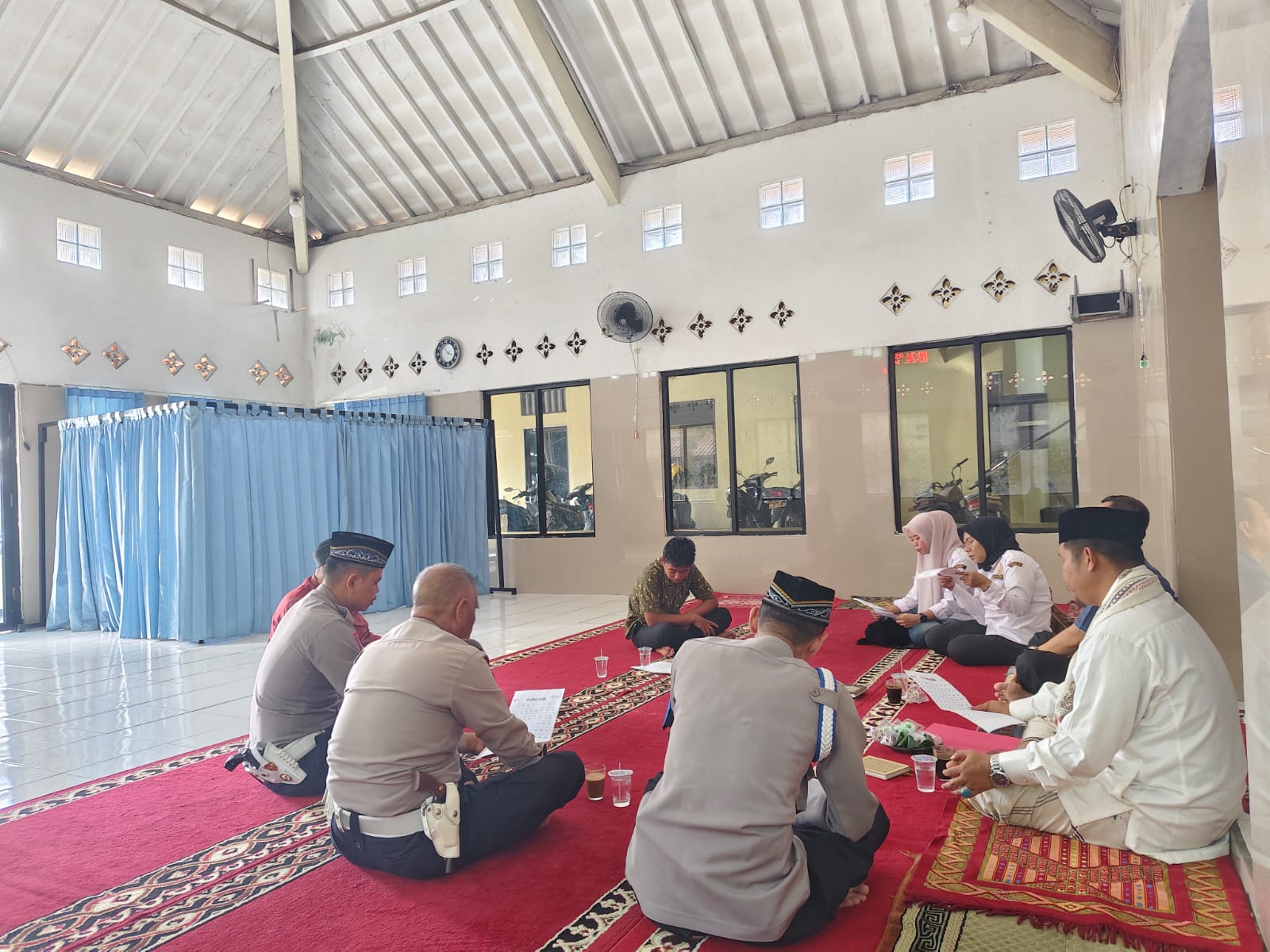 GIAT COOLING SYSTEM POLSEK CIAMPEA DALAM RANGKA CIPTAKAN SITUASI KONDUSIF MENJELANG PILKADA SERENTAK 2024, BINROHTAL PENKAJIAN AGAMA BERSAMA DAN BERIKAN HIMBAUAN KAMTIBMAS