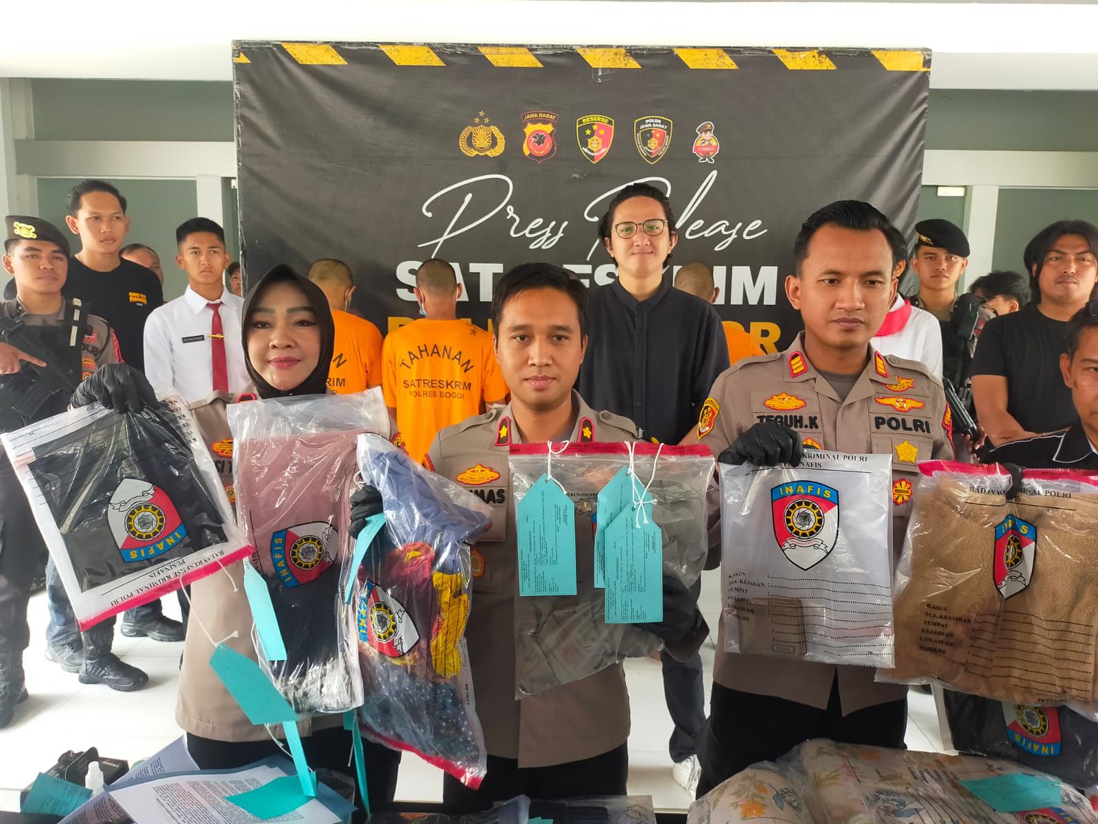 Perkara pencurian dengan pemberatan akibatkan satu orang meninggal dunia di Desa Pamijahan Kecamatan Cibingbulang berhasil di ungkap dan para pelaku dapat di bekuk jajaran Sat Reskrim Polres Bogor bersama Dit krimum Polda Jawa Barat.