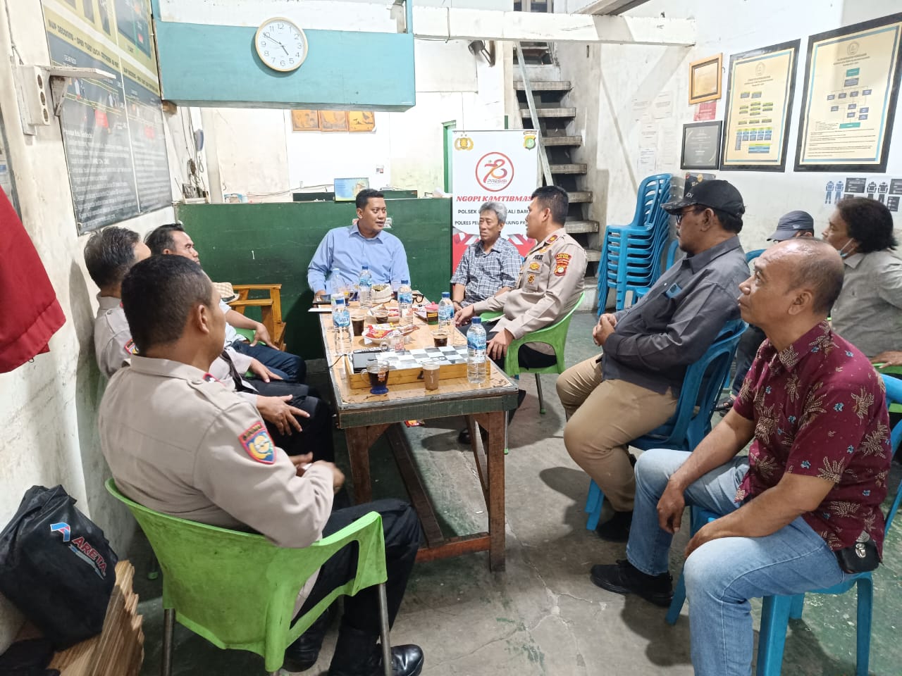 Ngopi Kamtibmas Kapolsek Kawasan Kali Baru di TKBM untuk Pilkada Aman dan Damai