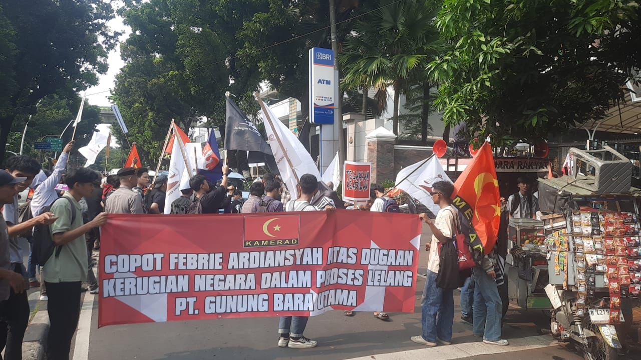 Massa Aksi Semprot Tinja Pagar Kejagung, Protes Gagalnya Penegakan Hukum di Indonesia