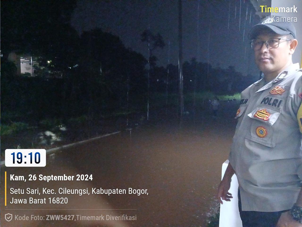 POLSEK CILEUNGSI BERSAMA INSTANSI TERKAIT LAKUKAN PENGECEKAN ADANYA BANJIR YANG BERLOKASI DIPERUMAHAN WILAYAH DESA SITUSARI KEC. CILEUNGSI AKIBAT CURAH HUJAN YANG DERAS