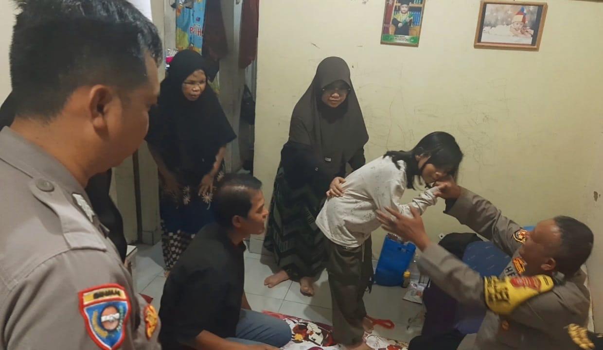 Kapolsek Cibungbulang Bersama Anggota Polsek Berikan Trauma Healing Kepada Keluarga Korban Perampokan Cimayang Bogor