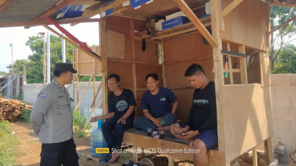 Bhabinkamtibmas Desa Cibanon Wilayah Hukum Polsek Sukaraja Giat COOLING Sistem Dengan Lakukan Sambang Warga Beri Himbauan Kamtibmas Dalam Mendukung Pilkada Mantap Praja Serentak 2024