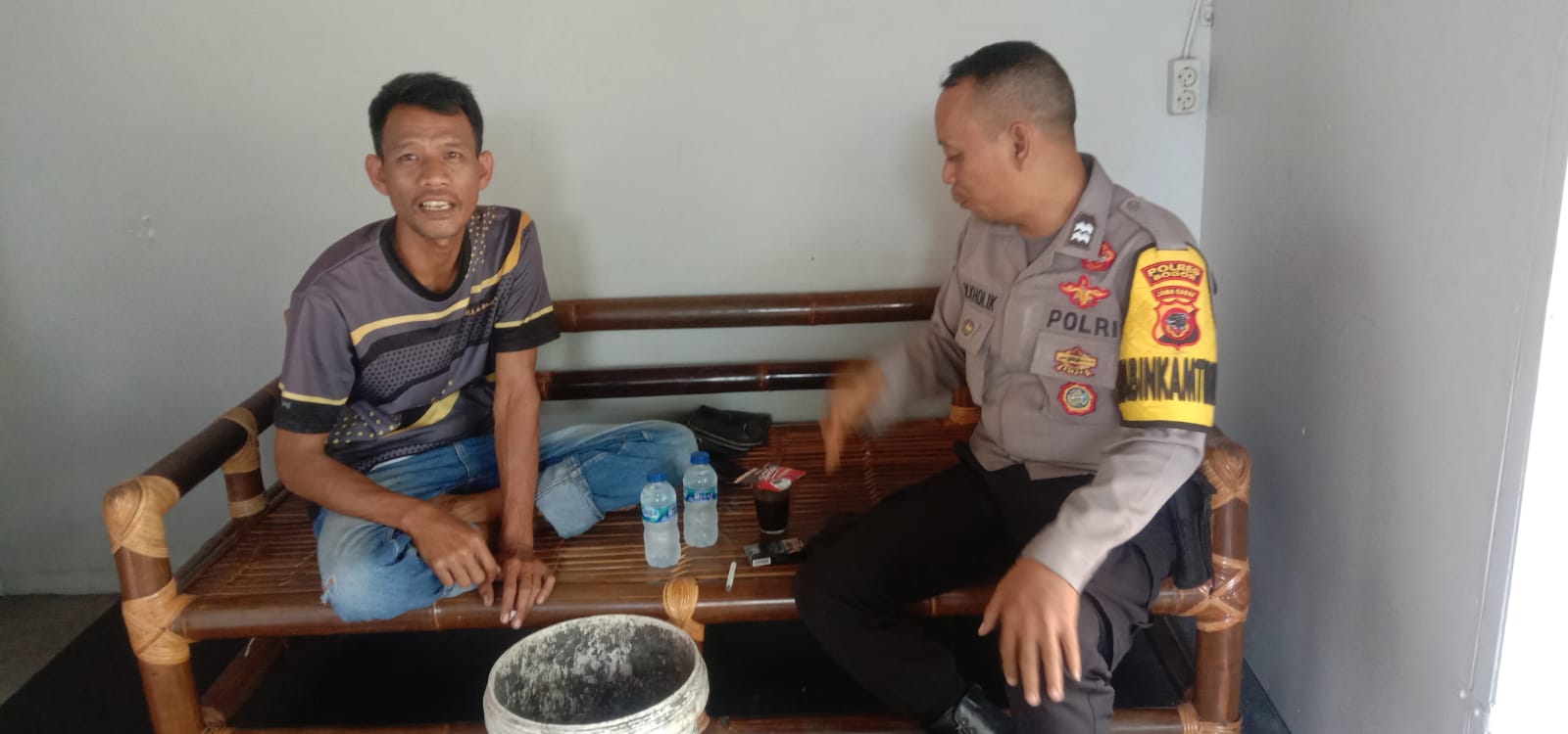 Bhabinkamtibmas Ds.Cipayung Girang Wilayah Hukum Polsek Megamendung Guat Cooling Sistem Sambang Warga Binaan Cipta Kondisi Beri Himbauan Kamtibmas Ajak Kondusiftas Dalam Pilkada Mantap Praka Serentak 2024
