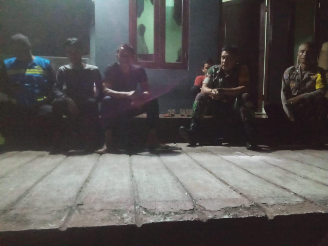 BHABINKAMTIBMAS WILAYAH HUKUM POLSEK CISARUA GIAT COOLING SISTEM CEK POS SISKAMLING WARGA BINAAN, BERI HIMBAUAN KAMTIBMAS KEPADA WARGA DAN TETAP JAGA KONFUSIFITAS TERKAIT PILKADA SERENTAK 2024 MANTAP PRAJA MASIH BERLJALAN