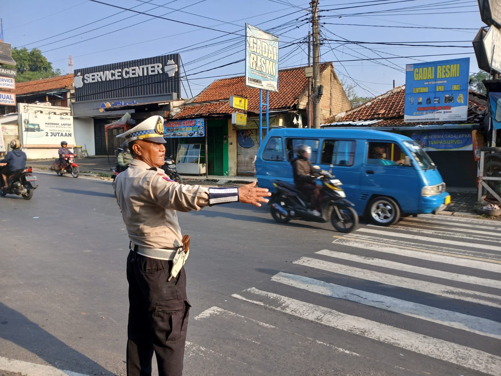 Anggota Wilayah Hukum Polsek Ciampea Giat COOLING Sisten Laksanakan Kegiatan Pengaturan lalulintas Melayani Warga Masyarakat Pengguna Jalan Raya