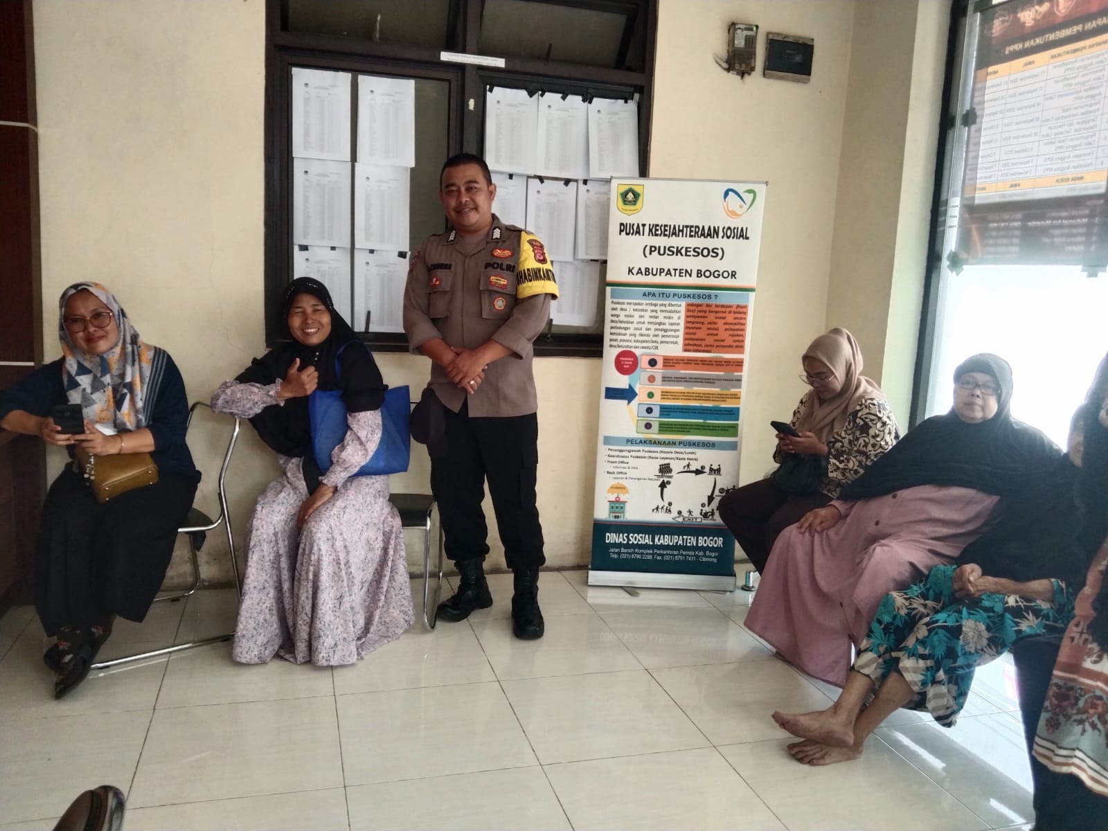 Bhabinkamtibmas Wilayah Hukum Polsek Cibungbulang Giat Cooling Sistem Sambang Warga, Beri Himbauan Kamtibmas Kepada Warga Dan Tetap Jaga Kondusifitas Terkait Pilkada Serentak 2024 Mantap Praja Masih Berjalan.