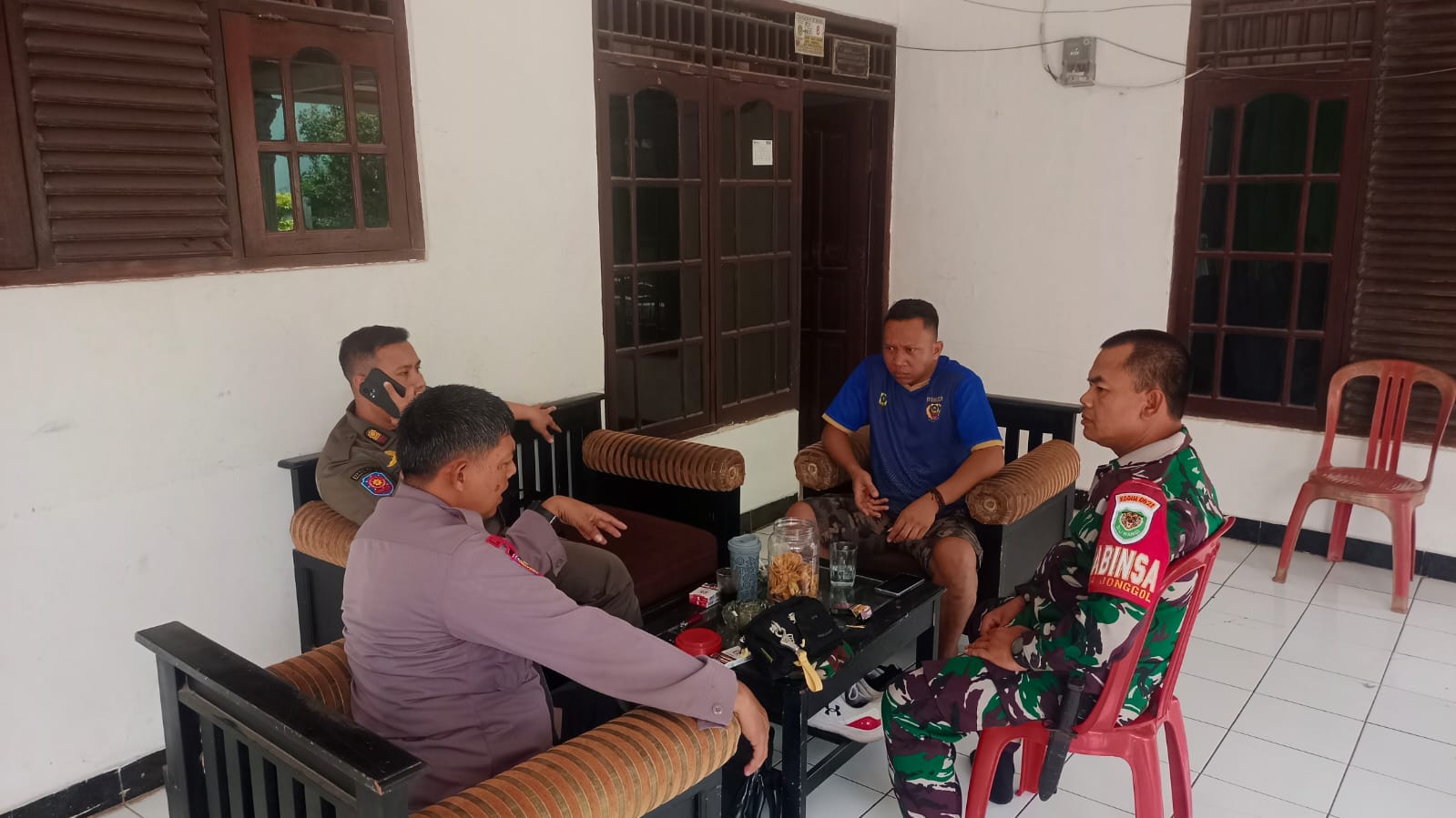 Bhabinkamtibmas Wilayah Hukum Polsek Jonggol Giat Cooling Sistem Koordinasi Dan Komunikasi TNI, Satpol PP Dan Warga Binaan Jaga Kamtibmas Dukung Kondusifitas Terkait Pilkada Serentak 2024 Mantap Praja Masih Berjalan.