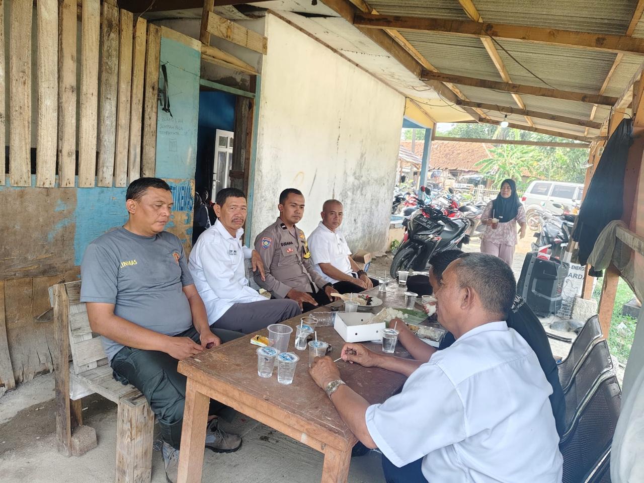 Bhabinkamtibmas Wilayah Hukum Polsek Klapanunggal Giat Cooling Sistem Sambang Warga Binaan Ajak Jaga Kamtibmas Dukung Kondusifitas Terkait Pilkada Serentak 2024 Mantap Praja Masih Berjalan.