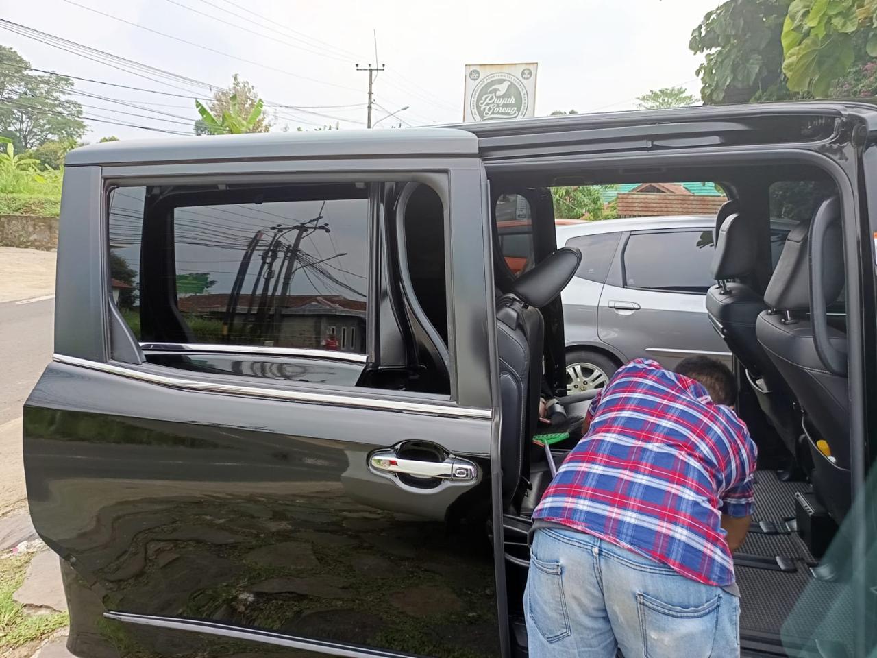 POLSEK CIJERUK OLAH TKP TERKAIT ADANYA BERITA VIRAL DI MEDSOS TINDAK PIDANA PENCURIAN DENGAN PECAH KACA MOBIL