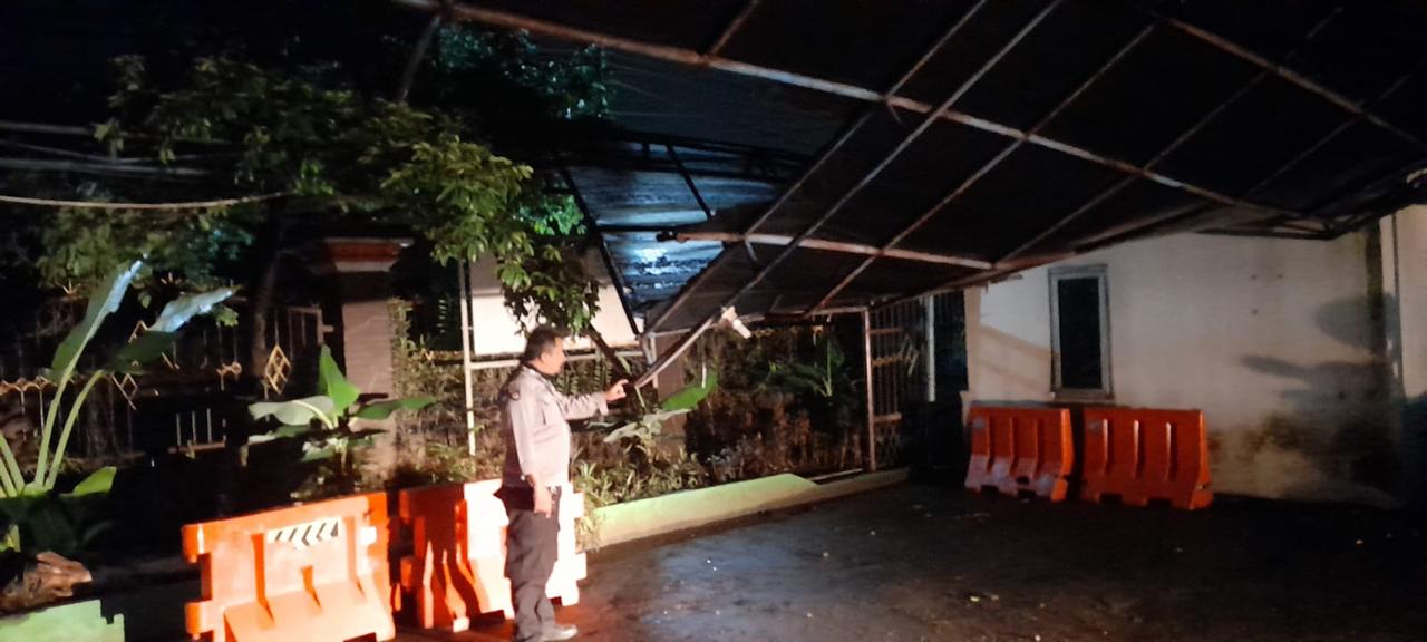 POLSEK CIAWI BERSAMA INSTANSI TERKAIT CEK LOKASI TKP KANOPI PARKIRAN SEKOLAH SMPN 1 CIAWI ROBOH AKIBAT CURAH HUJAN LEBAT