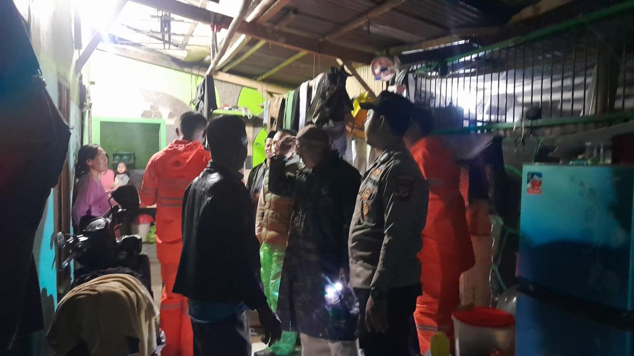 POLSEK CIBUNGBULANG BERSAMA INSTANSI TERKAIT CEK LOKASI TKP AKIBAT MUSIBAH BENCANA ALAM CURAH HUJAN LEBAT MENINPA ATAP RUMAH WARGA RUSAK BERAT