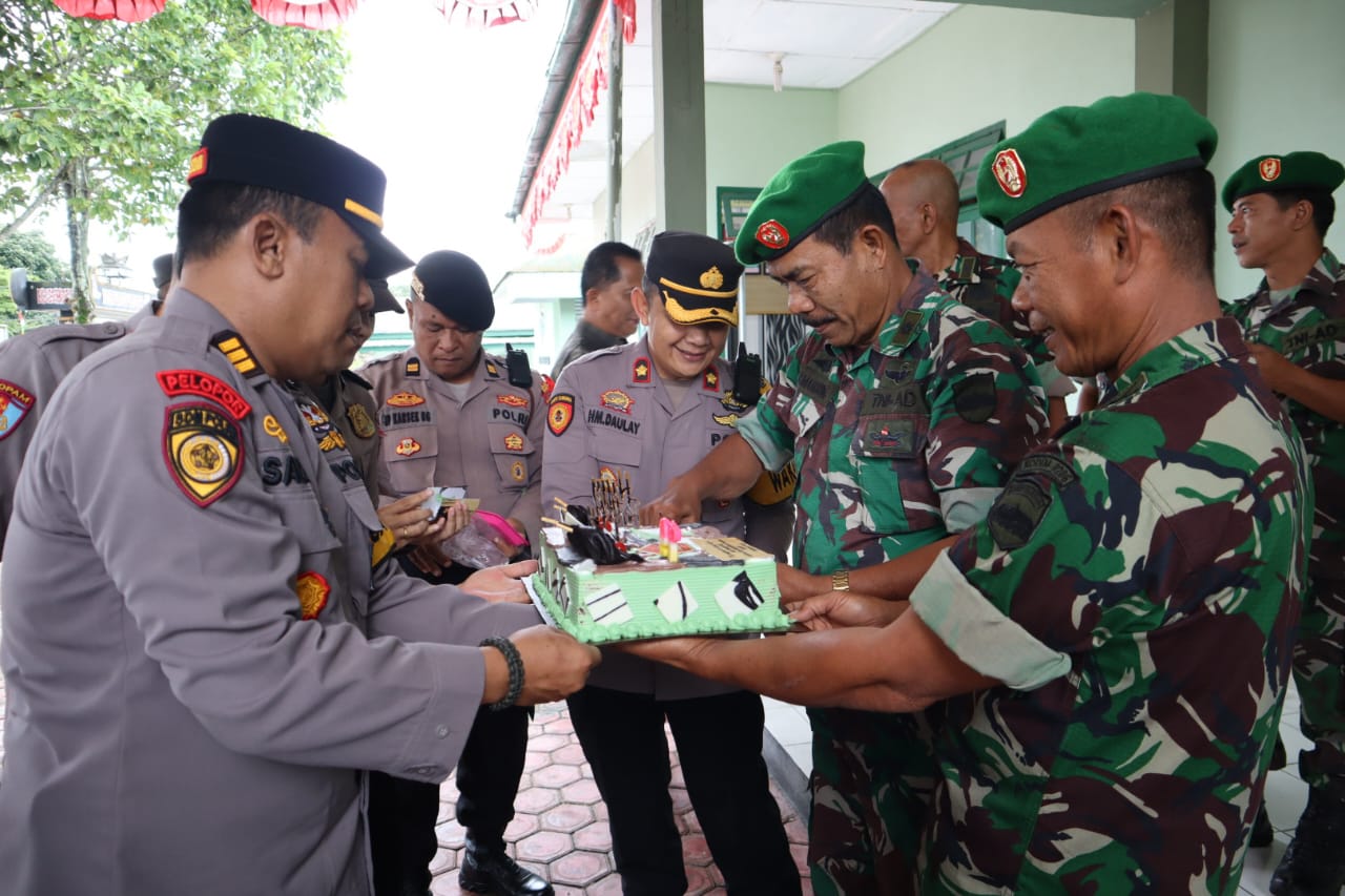 HUT TNI ke -79, Polres Dairi Berikan Kejutan ke Kodim 0206 Dairi Hingga Kompi 125