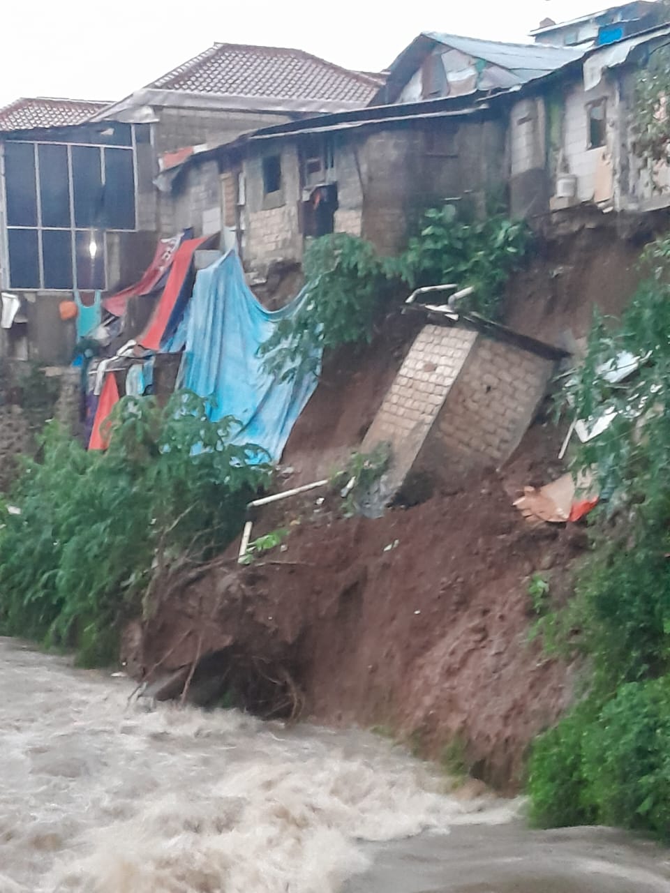 POLSEK SUKARAJA BERSAMA INSTANSI TERKAIT CEK LOKAI TKP AKIBAT MUSIBAH BENCANA ALAM TANAH LONGSOR DI DESA CIMANDALA KECAMATAN SUKARAJA
