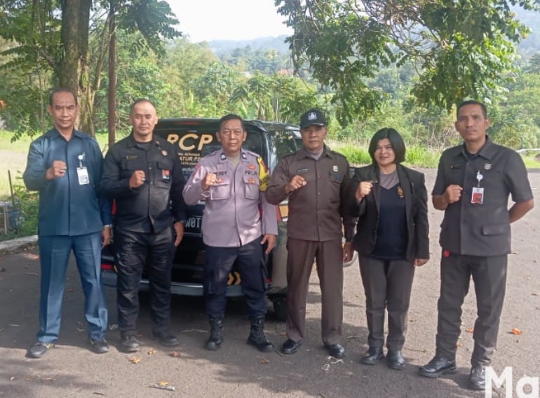 Giat Dialogis Bhabinkamtibmas Desa Cilember Polsek Cisarua Polres Bogor ,Kepada Pihak Keamanan Berikan Himbauan Dan Ajak Jaga Kamtibmas