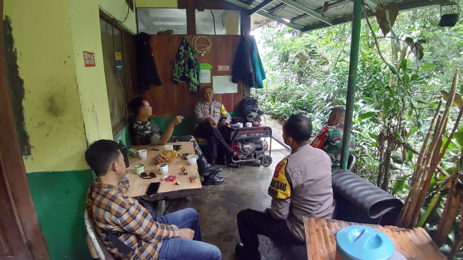 SINERGITAS TNI POLRI DALAM RANGKA COOLING SYSTEM AJAK JAGA KONDUSIFITAS DESA JOGJOGAN KECAMATAN CSR (CISARUA)