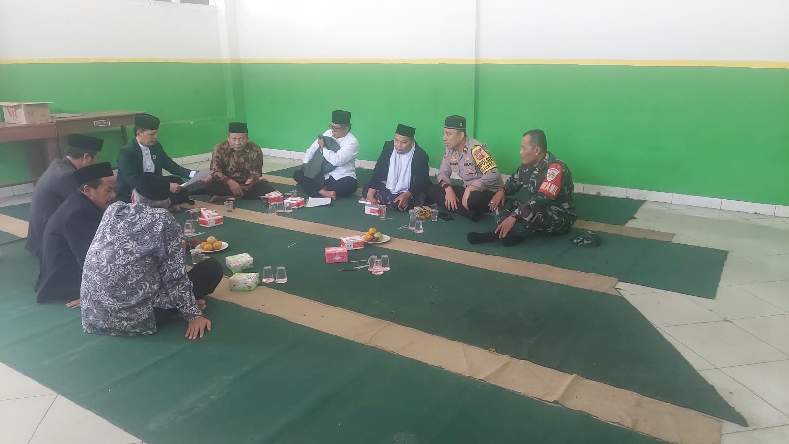 SINERGITAS KAPOLSEK DAN DANRAMIL WILAYAH HUKUM POLSEK CILEUNGSI GIAT COOLING SYSTEM TOKOH AGAMA DAN TOKOH MASYARAKAT BERI HIMBAUAN DAN JAGA KAMTIBMAS DI WILAYAH BINAAN DALAM PILKADA SERENTAK 2024
