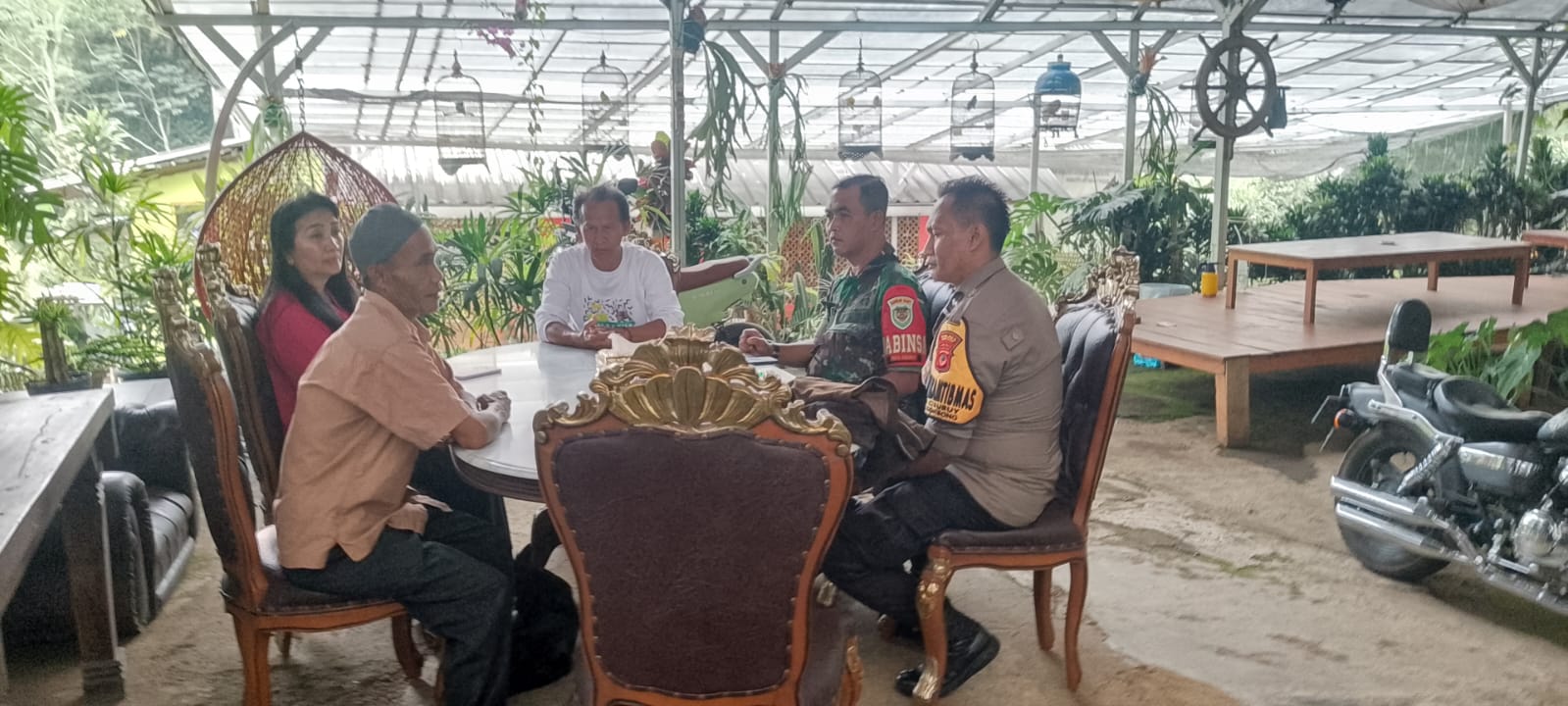 Sinergitas TNI POLRI COOLING System Terlihat Akrab Dengan Warga Dalam Menjaga Cipta Kondisi Wilayah Binaan
