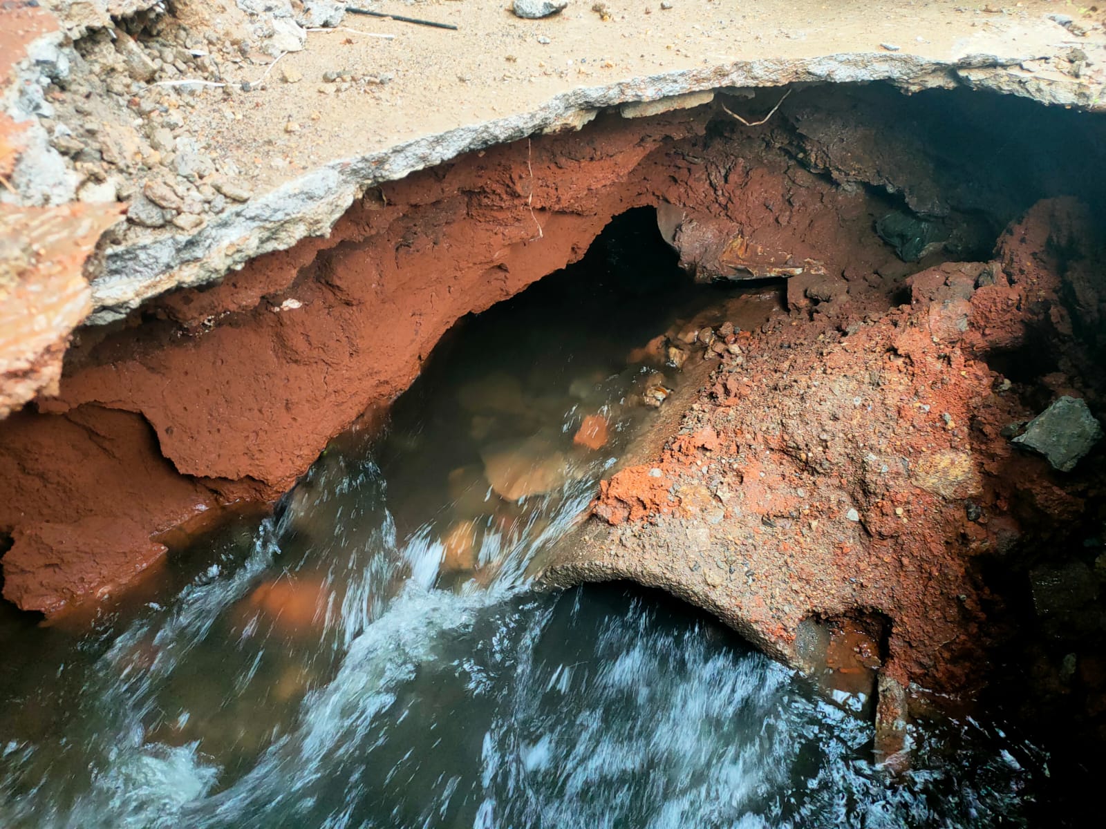 Bantuan Hukum Gerakan Masyarakat Peduli Ke Adilan Ratanika ( LBH GMPK-R ) Angkat Bicara Atas Saluran Pembuangan Air/Limbah PT Sutrado Kabel diatas tanah milik