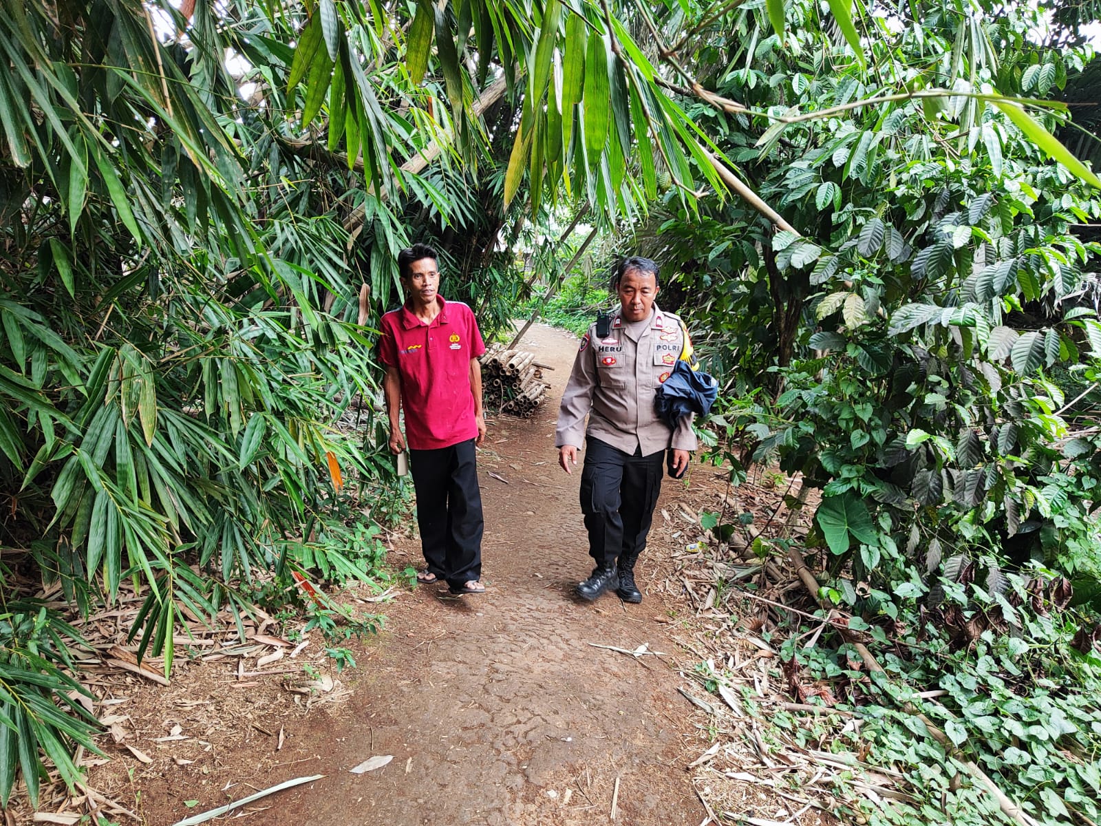 POLSEK CIBINONG TINDAK LANJUTI CEK LOKASI TKP DARI BERITA VIRAL ADA PERBUATAN ASUSILA/ PERBUATAN TIDAK SENONOH TERHADAP SISWI PADA SAAT PULANG SEKOLAH