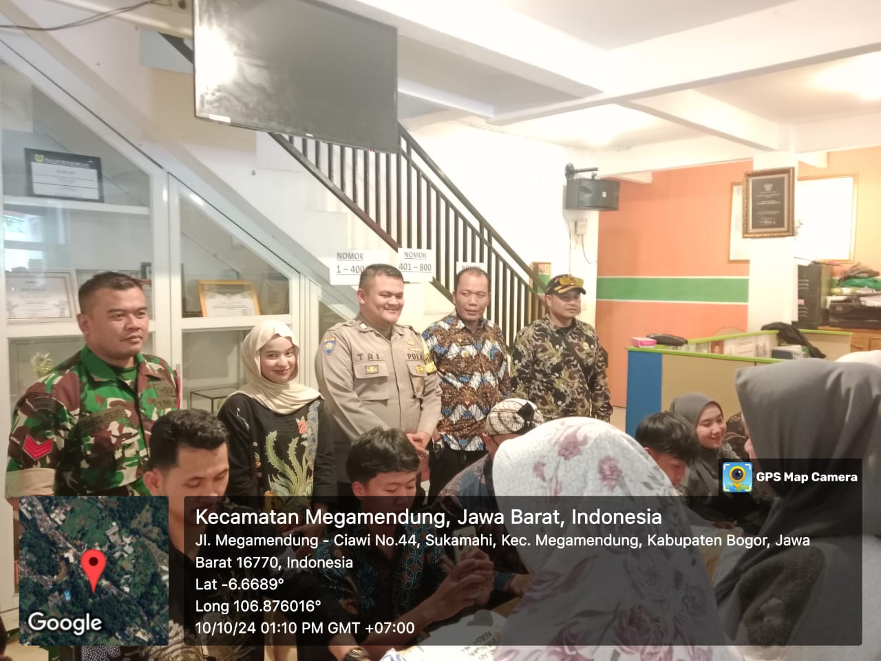 SINERGITAS TNI POLRI WILAYAH HUKUM POLSEK MEGAMENDUNG COOLING SYSTEM DENGAN MONITORING AMANKAN PELAKSANAAN PEMBAGIAN BANTUAN SOSIAL UNTUK WARGA MASYARAKAT DESA SUKAMANAH