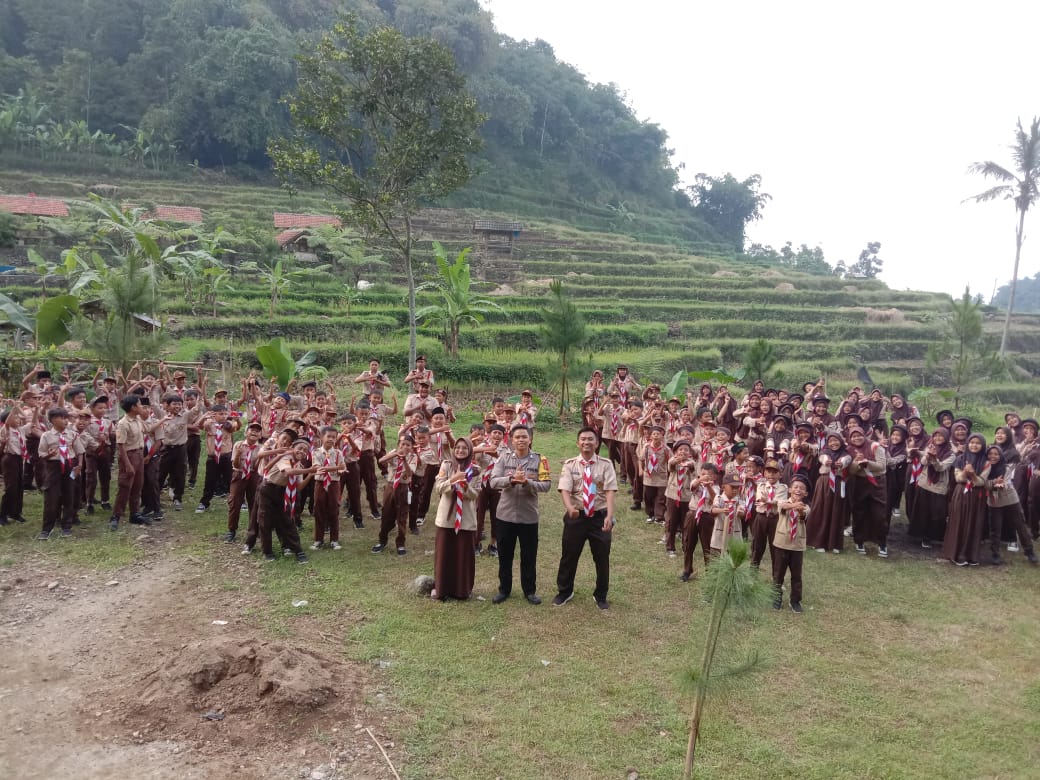BHABINKAMTIBMAS POLSEK CIAMPEA COOLING SYSTEM DENGAN SAMBANG, PEMBINAAN PELAJAR BERI ARAHAN KAMTIBMAS DARI BAHAYA DAN LARANGAN – LARANGAN DI SDN 02 KEC CIAMPEA KAB BOGOR