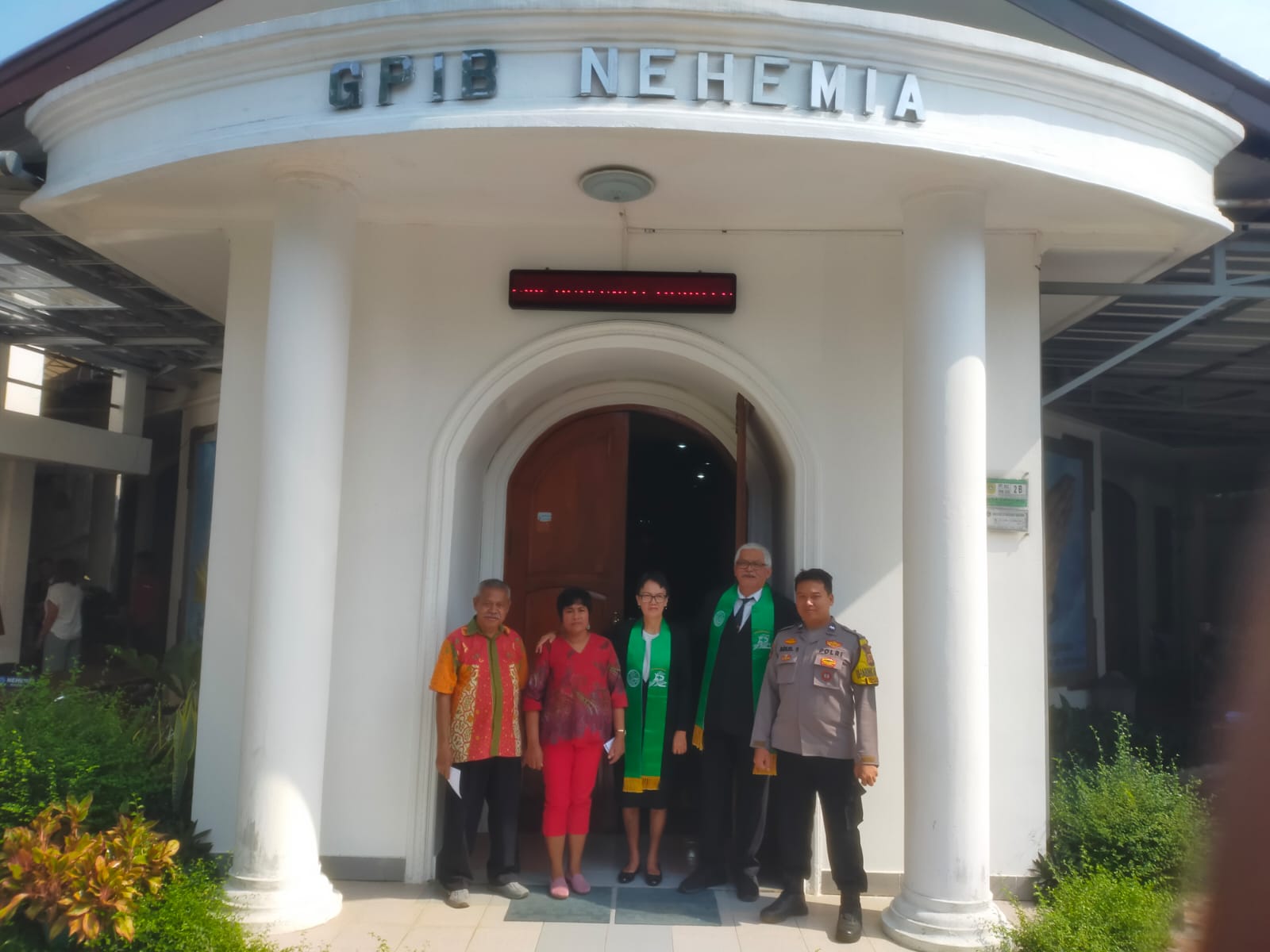 Bhabinkamtibmas Wilayah Hukum Polsek Megamendung Desa Cipayung Giat Cooling System Pengamanan Ibadah Umat Kristiani Di Gereja Megamendung