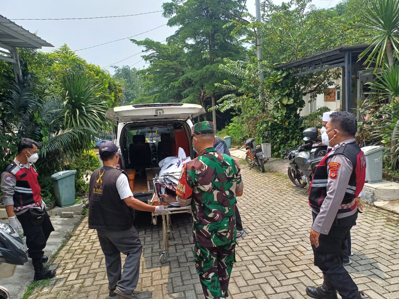 POLSEK CIAMPEA LAKUKAN INVENSTIGASI PENYELIDIKAN TERKAIT TEMU MAYAT DI PERUMAHAN GREENLAND RIVER VILLA DESA TEGALWARU KEC. CIAMPEA