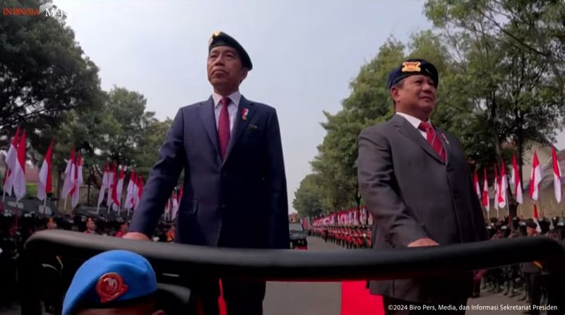 Momen Jokowi Bareng Prabowo Naik Maung Cek Pasukan di Mako Brimob