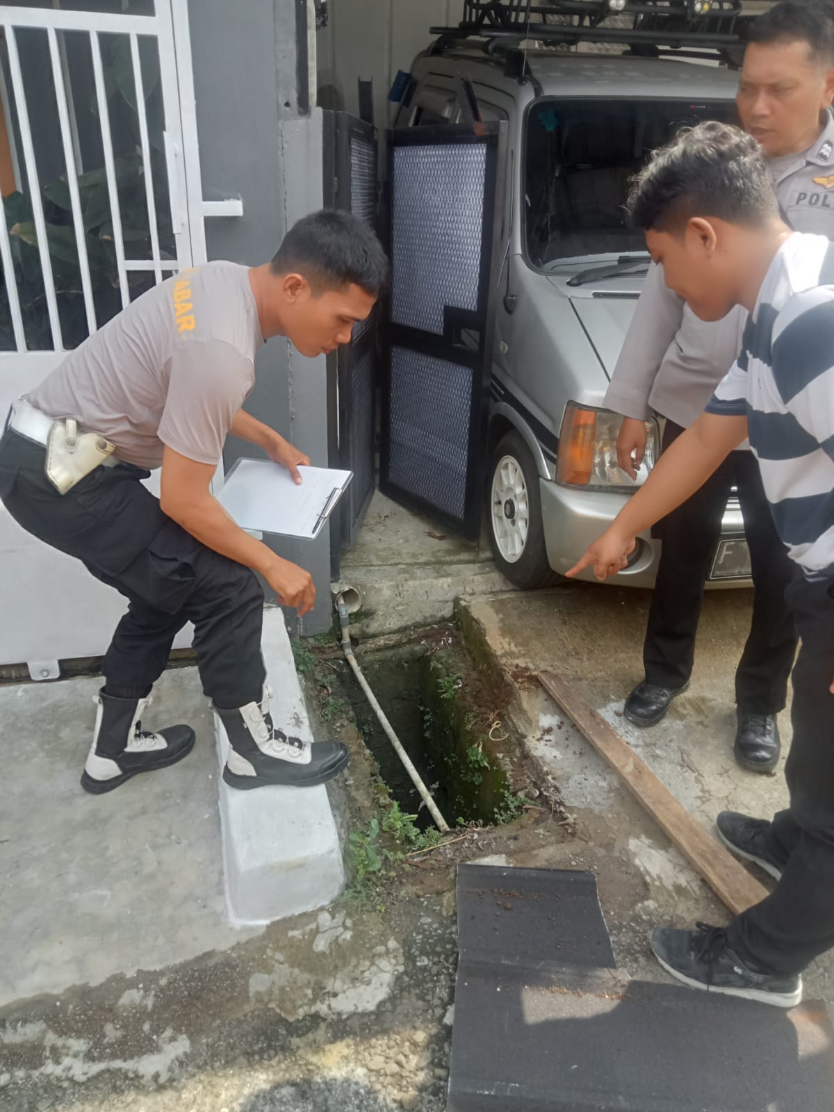 POLSEK CIOMAS TINDAK LANJUTTI ADANYA VIDEO VIRAL PENCURIAN BESI GORONG – GORONG DI PERUMAHAN CIOMAS HILLS