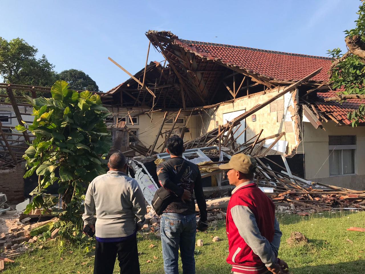 POLSEK CIAWI BERSAMA INSTANSI TERKAIT CEK LOKASI TKP ADANYA GEDUNG ROBOH, GEDUNG KELAS A KOMPLEK TIRTA BBPMKP KEC CIAWI KAB BOGOR