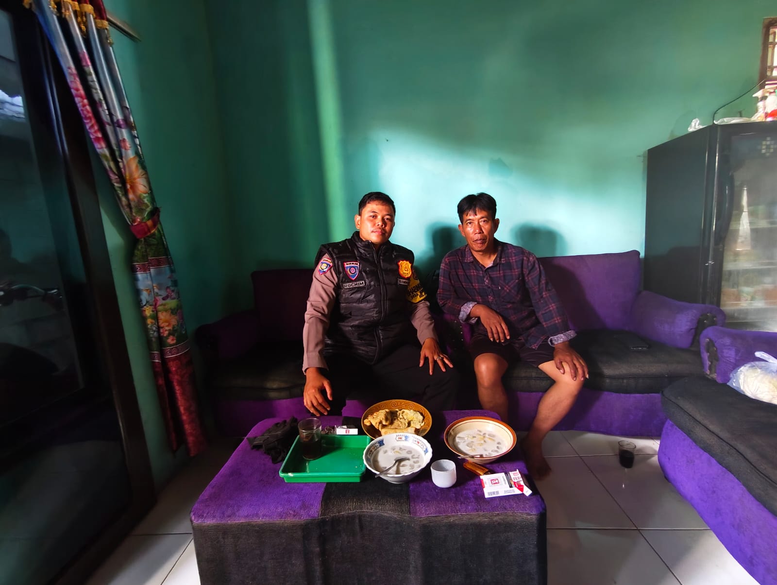 BHABINKAMTIBMAS WILAYAH HUKUM POLSEK CIAMPEA GIAT COOLING SISTEM SAMBANG KEPADA TOKOH MASYARAKAT SAMPAIKAN PESAN KAMTIBMAS DAN AJAK KONDUSIFITAS TERKAIT PILKADA SERENTAK 2024 MANTAP PRAJA MASIH BERLANGSUNG.