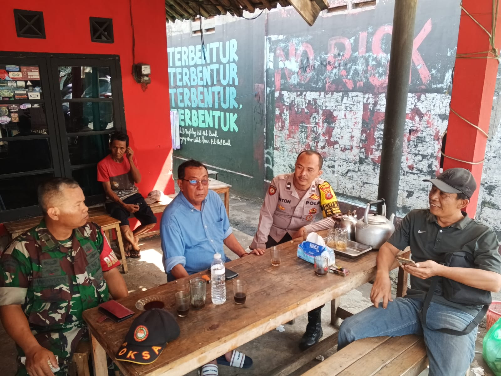 SINERGITAS TNI POLRI WILAYAH HUKUM POLSEK CIAMPEA GIAT COOLING SISTEM DIALOGIS WARGA BINAAN AJAK JAGA KONDUSIFUTAS DAN BERI HINBAUAN KAMTIBMAS DIMANA PILKADA SERENTAK 2024 MANTAP PRAJA MASIH BERLANGSUNG