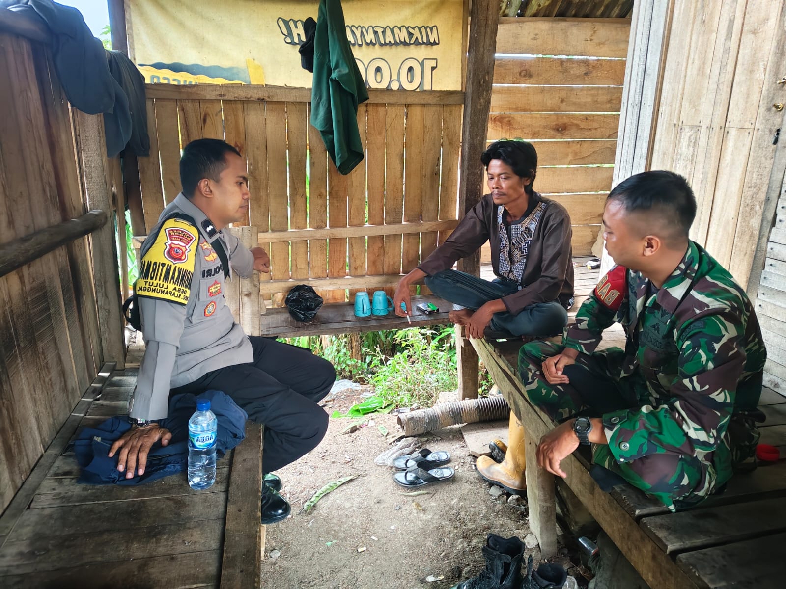 Bhabinkamtibmas Wilayah Hukum Polsek Klapanunggal Giat COOLING Sistem Jalin Kedekatan Dengan Warga Binaan Ajak Jaga Kondusifitas Wilayah Dan Cipta Kondisi Pilkada Serentak 2024 Mantap Praja Yang Masih Berlangsung