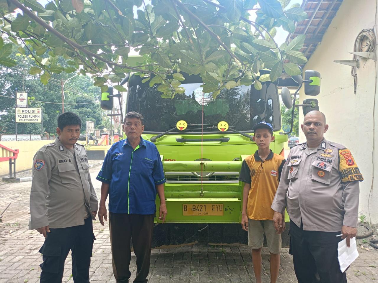 Polsek Rumpin Bersama Unit Laka Lantas Polres Bogor Tangani Kecelakaan Lalu Lintas di Jl. Raya Rumpin-Parung Panjang, Satu Orang Tewas