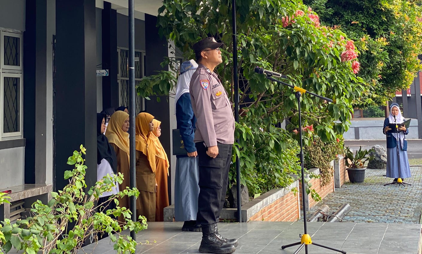 BHABINKAMTIBMAS WILAYAH HUKUM POLSEK DRAMAGA GIAT COOLING SISTEM MENJADI IRUP DI SMA NEGERI 1 DRAMAGA BERI HIMBAUAN KAMTIBMAS DAN AJAK PARA SISWA MENJADI PENERUS DAN HARAPAN BANGSA YANG BERPRESTASI