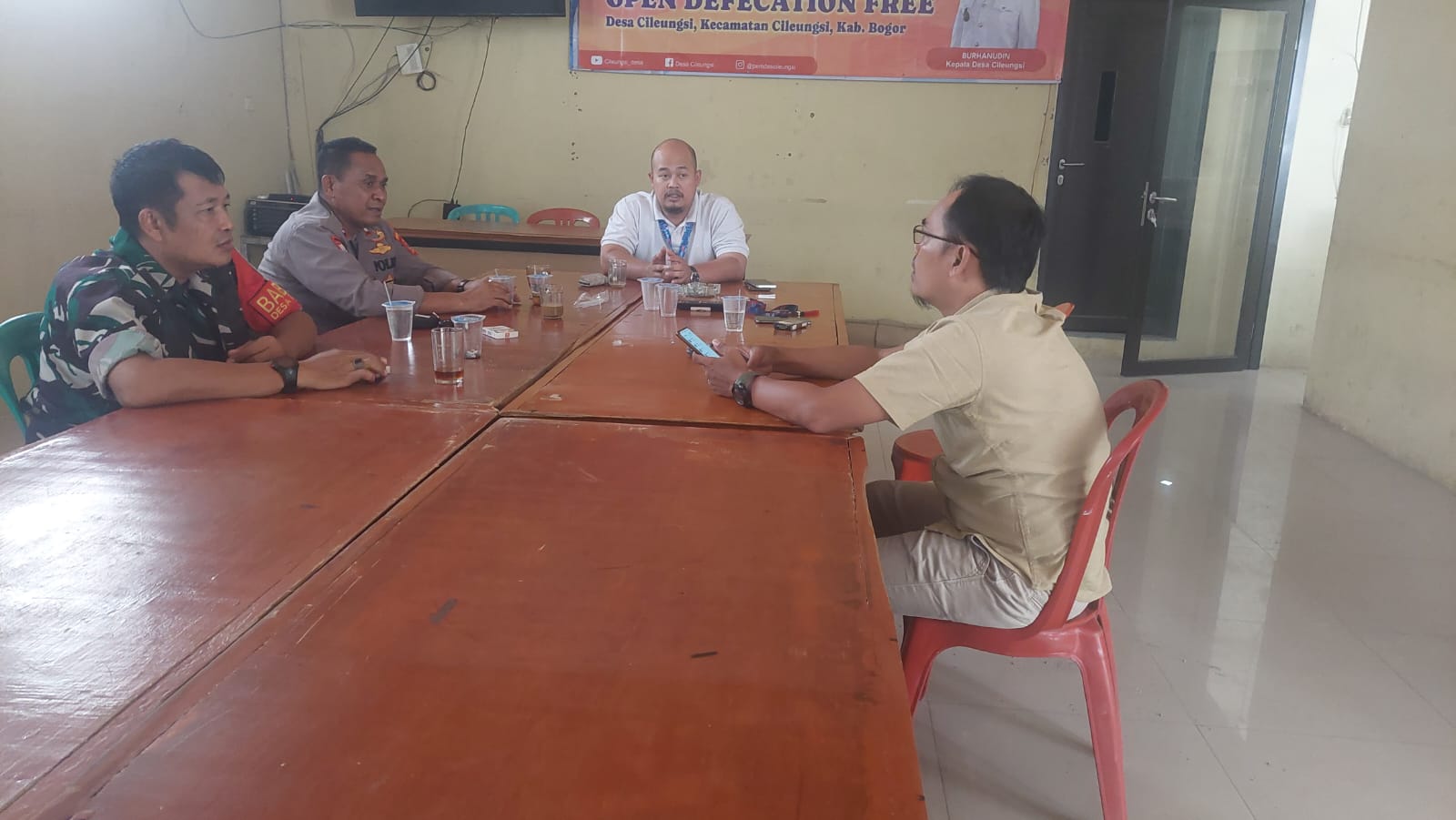 SINERGITAS TNI POLRI WILAYAH HUKUM POLSEK CILEUNGSI GIAT COOLING SISTEM DIALOGIS PERANHKAT PEMERINTAHAN DESA BERI HIMBAUAN DAN AJAK JAGA KAMTIBMAS