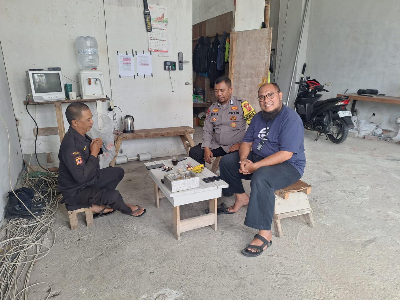 BHABINKAMTIBMAS DESA TUGU UTARA WILAYAH HUKUM POLSEK CSR GIAT COOLING SISTEM DIALOGIS KAMTIBMAS DAN AJAK JAGA KONDUSIFITAS MENJELANG PILKADA SERENTAK 2024