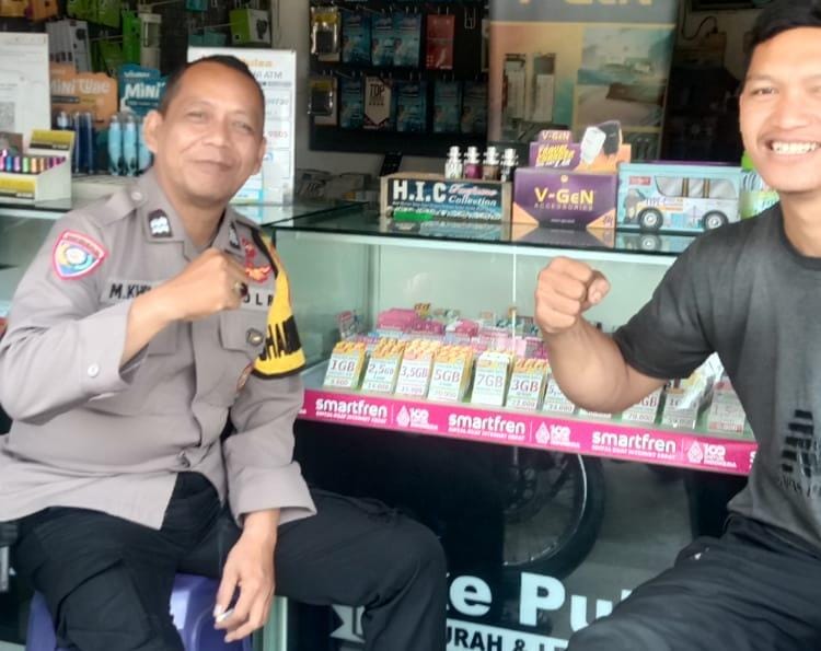 BHABINKAMTIBMAS WILAYAH HUKUM MEGAMENDUNG HADIR DI TENGAH – TENGAH MASYARAKAT DEMI MENCIPTAKAN SITUASI YANG KONDUSIF DAN AJAK JAGA KAMTIBMAS
