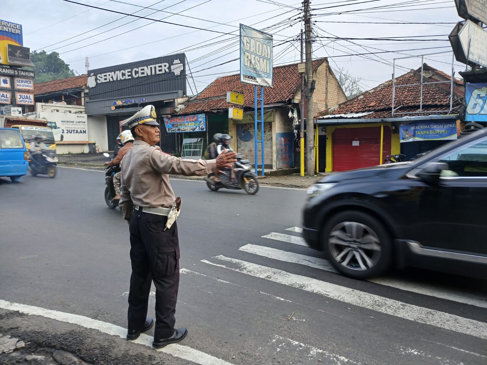 Anggota Wilayah Hukum Polsek Ciampea Giat Hatur Lalin Ciptakan Rsa Aman Bagi Pengguna Jalan Raya
