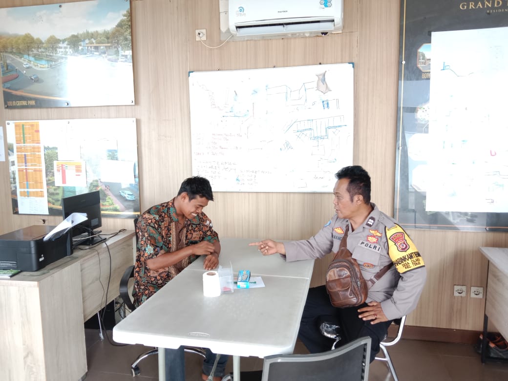 BHABINKAMTIBMAS WILAYAH HUKUM POLSEK TENJO GIAT COOLING SISTEM SAMBANG KANTOR DESA CILAKU DIALOGIS STAF DESA BERI HIMBAUAN KAMTIBMAS