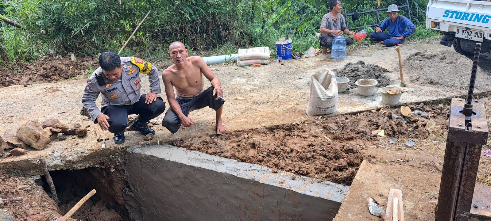 BHABINKAMTIBMAS WILAYAH POLSEK CIAMPEA GIAT COOLING SISTEM LAKSANAKAN KONTROL PERBAIKAN SELOKAN AIR WARGA BINAAN YANG MENGAIRI SAWAH DAN KEBUN MILIK PETANI