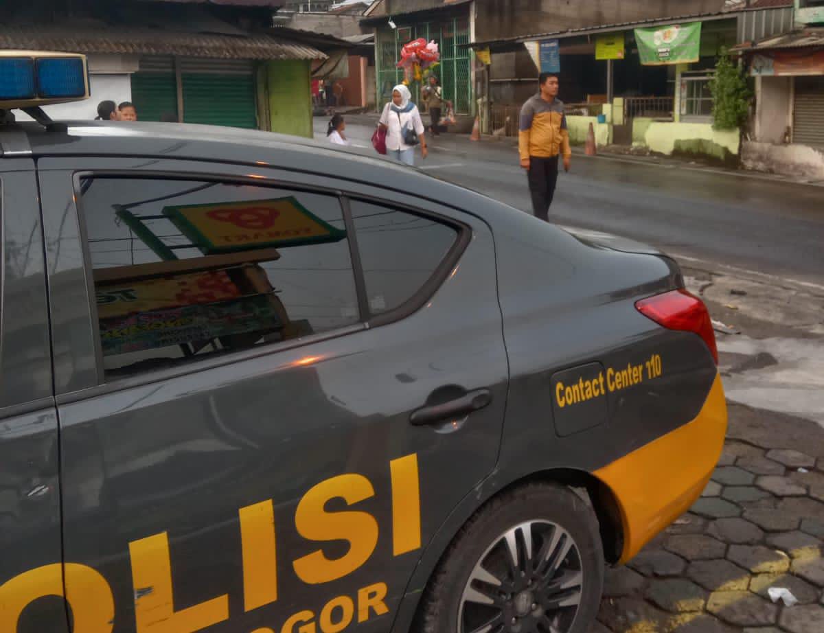 POLSEK CIOMAS CEK LOKASI DAN INVESTIGASI ADANYA LAPORAN TAWURAN ANTAR KELOMPOK REMAJA DIDUGA GENG MOTOR TERJADI DI JALAN RAYA KAPTEN YUSUF DESA KOTA BATU CIOMAS
